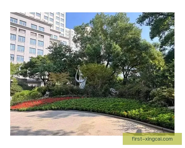 金奖花坛五一盛装亮相城市迎节日景观焕新美丽绽放
